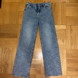 Straight Jeans  - Säljer dessa nästan 1 år gammla lite pösigare jeans från Lindex då dom börjar bli för små, dom är försiktigt använda då dessa var mina favvo jeans ett tag men har nu legat o använda i ett par månader pris kan alltid diskuteras och dom har inga hål eller liknande lite större i storleken men skulel säga att dom inte passar någon som e längre än 156-158 då dessa är barnjeans men skulel säga dom e lite som en xxs-xxs (priset ligger på 100kr fast) och är köpta för 350kr