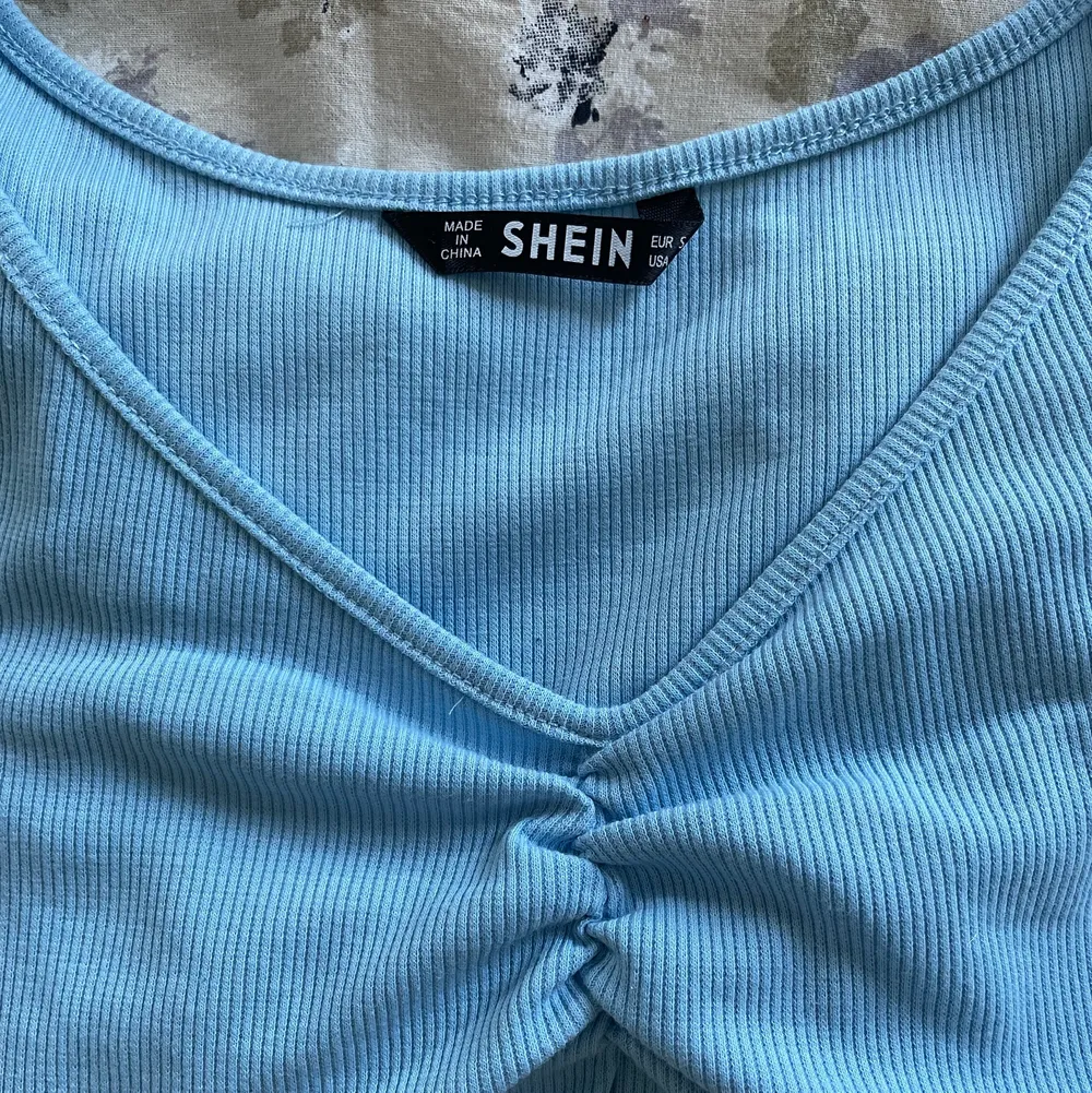 Blå superfin t-shirt från Shein. Aldrig använd men sitter väldigt bra. Bra material. Storlek S, jag är 174 cm och har vanligtvis XS-S i tröjor.😇😁 frakten är en inräknad, öppen för förslag kring pris. . T-shirts.