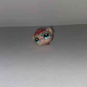 Little Pet shop - Säljer mina gamla Pet shops. De har gått upp i värde eftersom att de inte går att få tag på längre. Men jag har valt att sälja dessa för 15 kr st. Hör av dig privat om du är intresserad 💕 Köparen står för frakten, den blir olika beroende på hur många du köper🤩