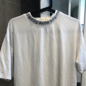 Jättesnygg Acne Studios t-shirt - Jättesnygg Acne Studios T-shirt skick: 9/10 storlek: M säljer på grund av att den ej är min stil längre. Pris kan också diskuteras.