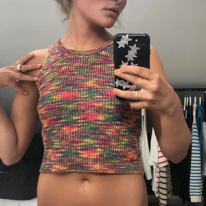 Färgglad topp - Söt topp som tyvärr inte kommer till användning, alltså är den i toppskick! Fraktar eller möts upp i Stockholm. Kontakta mig vid frågor🤠