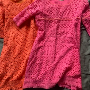 Strand/sommar klänning - Dessa super härliga strandklänningar. Funkar även att ha till vardags eller trevliga middagar🧡💗 1 för 180kr eller båda för 350kr