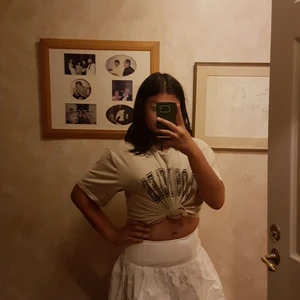 Kort kjol - Jätte fin vit kort kjol, använd ett fåtal gånger, den är som ny! Köparen betalar frakten 