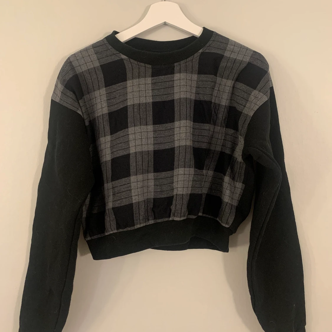cropped sweatshirt