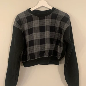 cropped sweatshirt - fin sweatshirt från beyond retro. storlek L men sitter som en M/S. inga defekter :)
