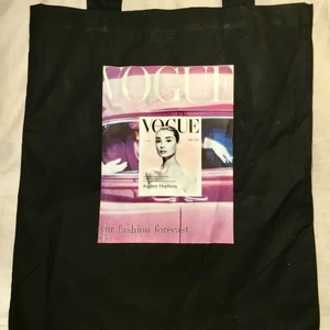 Tyväska - OTROLIGT snygg tyväska😍😍😍 Har använt den några ggr därav priset🥰 Tygväskan kostar 45kr + 28kr frakt❤️