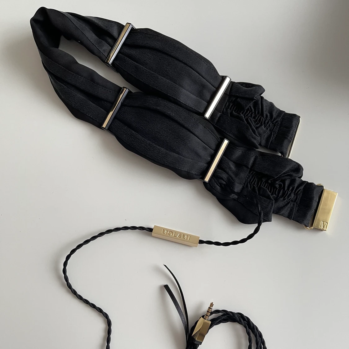 NYA HÖRLURAR GULD 100 SEK 