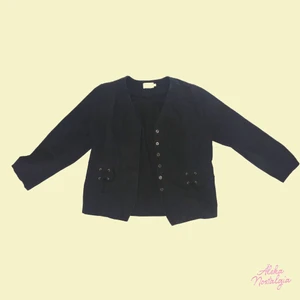 Svart jacka från Mac Scott - Super fin svart jacka med fina detaljer 🦋 Perfekt för svala sommarkvällar <3 storlek 44 men passar en 34-38 beroende på önskad fit.