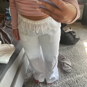 Linnebyxor - Pösiga och sköna linnebyxor som tyvärr är förstora för mig, prislapp kvar och köpta denna sommaren. 