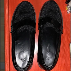 Loafers  - I storlek 38 från monki men knappt använda. Kan mötas upp i Umeå eller frakta, skulle säga att frakten är runt 50 kr 