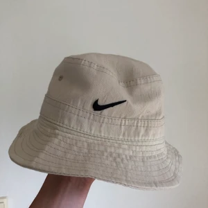 Nike bucket hat  - Snygg hatt i väldigt bra skick!