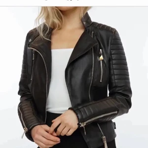 BILLIG CHIQUELLE SKINNJACKA - En superfin skinnjacka från Chiquelle, är som ny, helt oanvänd. Inga skador eller fläckar! Passar S/M. Köpt för 700kr men säljer för 180kr 🥰 fin nu till sommaren✨