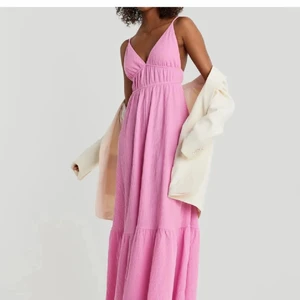 Söker denna klänning i stl 32/34/36 - Zara