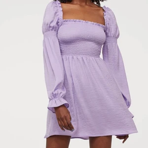 Lila sommarklänning h&m - Slutsåld  H&M lila sommarklänning. Ej använt, nyskick. Säga till om ni vill ha mer bilder eller/och information 💜💜