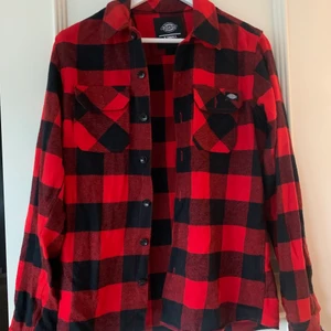 Dickies - Flanellskjorta RÖD - Använd ett fåtal gånger, mycket bra skick!