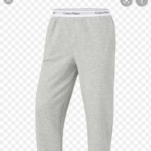 Calvin Klein mjukisar - Säljer dessa mjukisar från Calvin Klein då jag ej använder dem längre. Jättesöta och sköna. Dock lite knopriga som man ser på sista bilden. Köpta nya för 700kr Säljer för 200kr 