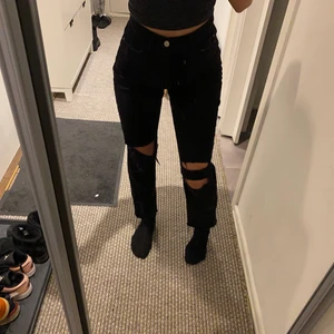 Zara jeans storlek 34 - Mom jeans från Zara i storek 34. Säljer då jag inte har användning av de. Kan mötas upp i göteborg men kan även frakta. Köparen står för frakten💖
