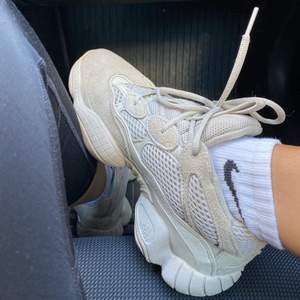 Yeezy boost 500, i storlek 39 1/3. Säljer pga får ingen användning av de längre. Köpta på VC för snart 2 år sedan, så har tyvärr ingen box. Annars väldigt bra skick & supersköna.