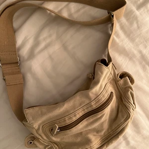 Beige väska  - En jättefin liten väska (00-tal) som inte kommer till användning 