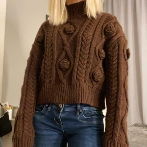 Stickad tröja från zara - Säljer denna fina mysiga tröjan från zara i strl s💓💓