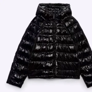 Jacka - Säljer denna zara jacka för bara 400 kr då jag köpte den och aldrig använt en ända gång. Råkade köpa dubbelt men sen märkte jag inte att lappen redan hade gått av så kunde inte lämna tillbaka:( men nu är den helt slutsåld och går inte att få tag på❤️buda super super gärna i kommentarerna💕💕