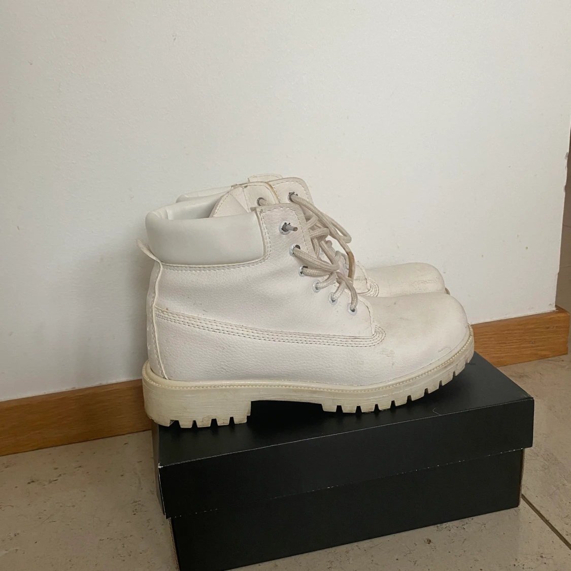 Vita kängorna  - 90