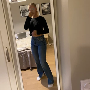 Jeans med slits  - UTSVÄNGDA JEANS MED SLITS. Storlek 36. Nyskick!