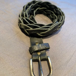 Skärp  - Skärp i olika längder & bälten. Alla för 20kr, vissa mer slitna än andra🖤 frakt tillkommer 