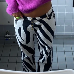 Zebra jeans - Intressekoll på mina zebra jeans, har aldrig sett någon ha dess så väldigt unika!💘dom är väldigt coola och kan sitta både lågmidjat och högmidjade beroende på hur man vill att dom ska sitta! Från house of sunny köpta för 2000kr❤️