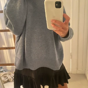 Zara kjol - Skit snygg kjol från zara. Tror den är i storlek S. Sparsamt använd och ser helt ny ut. 