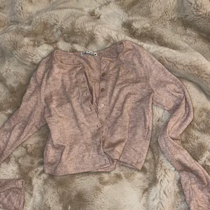 Kort kofta - En kort kofta från Zara i strl small. Den sitter ganska tight och slutar typ vid naveln. Beige och typ använd tre ggr. Skriv för fler bilder💕🥰