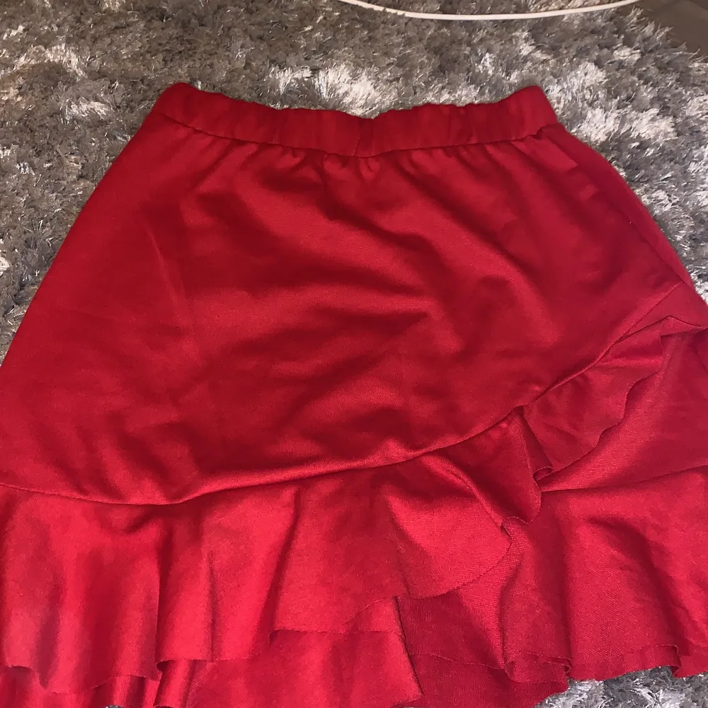 Fin röd kjol som användts vid ett tillfälle! Storlek 134/140 men är stor i storleken så den passar mig bra som är XS/S💓 Kjol från Lindex💓. Kjolar.