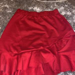 Fin röd kjol som användts vid ett tillfälle! Storlek 134/140 men är stor i storleken så den passar mig bra som är XS/S💓 Kjol från Lindex💓