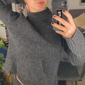 Grå stickad tröja - Säljer denna grå stickade tröja från bondelid. Den har en krage, fickor och slits på sidan. Väldigt mysig💖💖skriv vid frågor💖💖