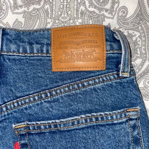 Levis ribcage jeans- mörkblå - Säljer mina ribcage från Levis då de är för stora och därför inte kommer till användning. De är använda fåtal ggr men ser helt nya ut. Nypris 1299kr
