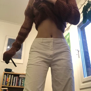 Vita lowrise byxor - Vita lowrise byxor från h&m, Inte genomskinliga enligt mig, går ner till golvet och lite till på mig som är 170 ungefär, skulle säga att de är en relaxed version av kostymbyxor, sjukt snygga till sommaren med någon skjorta!