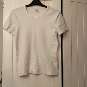T-shirt  - Vit T-shirt i strl M. 20kr!
