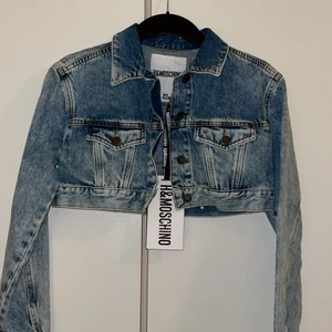 Moschino jeansjacka  - En helt ny jeansjacka från Moschino i storlek XS! 
