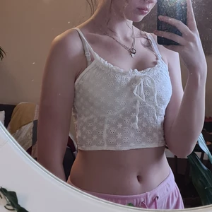 Vitt linne - Ett fint mönstrat vitt linne använt bara 1 gång från shein storlek xs/34 köpare betalar frakt