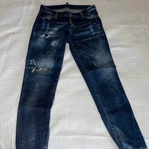 Dsquared jeans dam - Jeans från dsquared i storlek 38. Relativt lågmidjade, sitter jättebra men säljer pga nästan oanvända och passar inte mig längre. Skriv privat för mer bilder :)