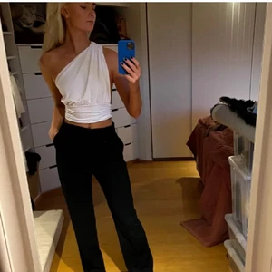 Linne Hanna Schönberg X Na-kd  - Säljer detta linne av Hanna Schönbergs kollektion från NA-KD. Storlek XS. Aldrig använt, prislappen är däremot borttagen. Buda i kommentarerna om flera är intresserade🤗🤗