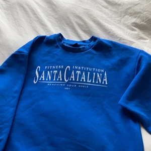 Sweatshirt Ginatricot - Säljer min tröja ifrån Ginatricot, har används fåtal gånger. Säljer på grund utav att den aldrig kommer till användning. Ny pris 249kr