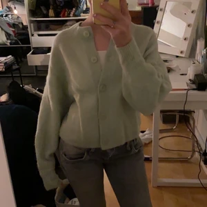 & other stories - Säljer denna fina stickade kofta i en mintgröna färg från &other stories! 