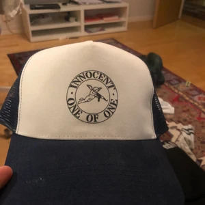 One of one keps mörkblå - One of one keps köpt från one of one misterybox. Har alldrig använt den, bara provat den 1 gong när jag fick den. Den är mörkblå och inte svart och den har sålt slut.  Jag bjuder på frakten.                                    Tveka inte på att kontakta om du skulle vara intresserad