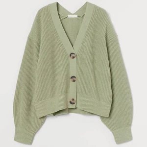 Stickad grön kofta  - Jättefin stickad kofta ifrån HM i storlek S!💚 använd fåtal gånger så i väldigt fint skick, köpare står för eventuell fraktkostnad på 66 kr 🥰