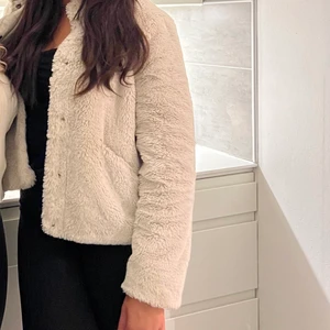 En vit pälsjacka  - Säljer denna vita mjuka pälsjackan som inte är allt för lång. Perfekt längd 