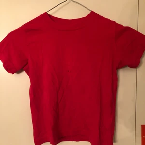 Topp - Super söt röd topp i barn stolek men passar en xs/xxs