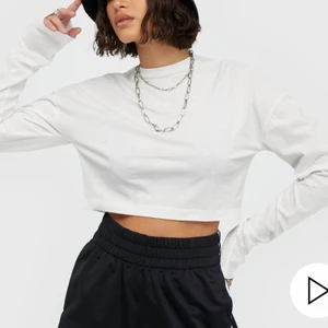 Topp - Långärmad croptop i storlek Xs från Nelly. Fint skick! Frakten på 50 kr ingår i priset 