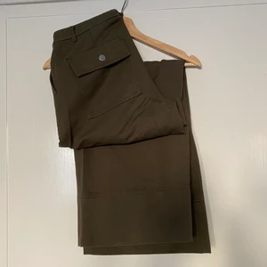 Vida byxor Weekday, Kim trousers - Supersnygga vida byxor från Weekday. Tyg. Khakigröna. Mycket fint skick, endast använda enstaka gånger.