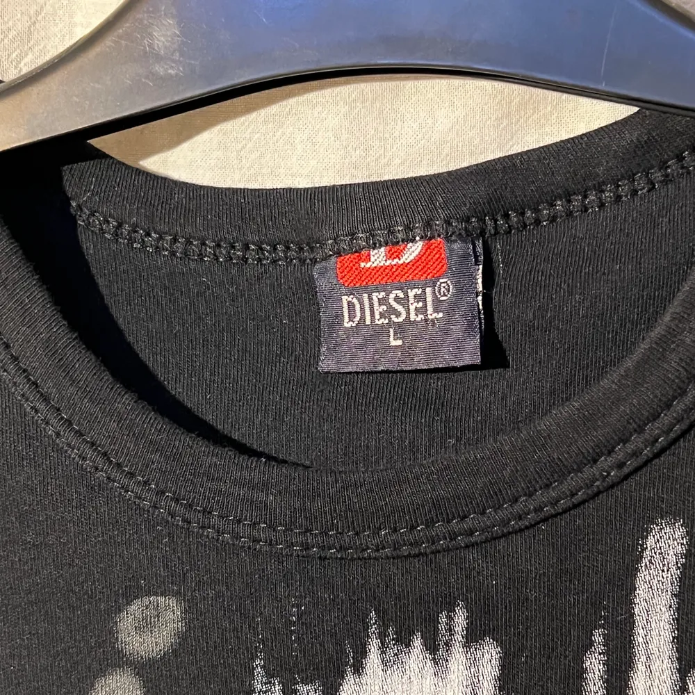 Super coolt diesel linne som kan stylas som det är eller med en t shirt under. Linnet är storlek L och har en boxy fit. Linnet är i super skick och har nästan inga trcken på användning! Frakt betalas separat.. T-shirts.